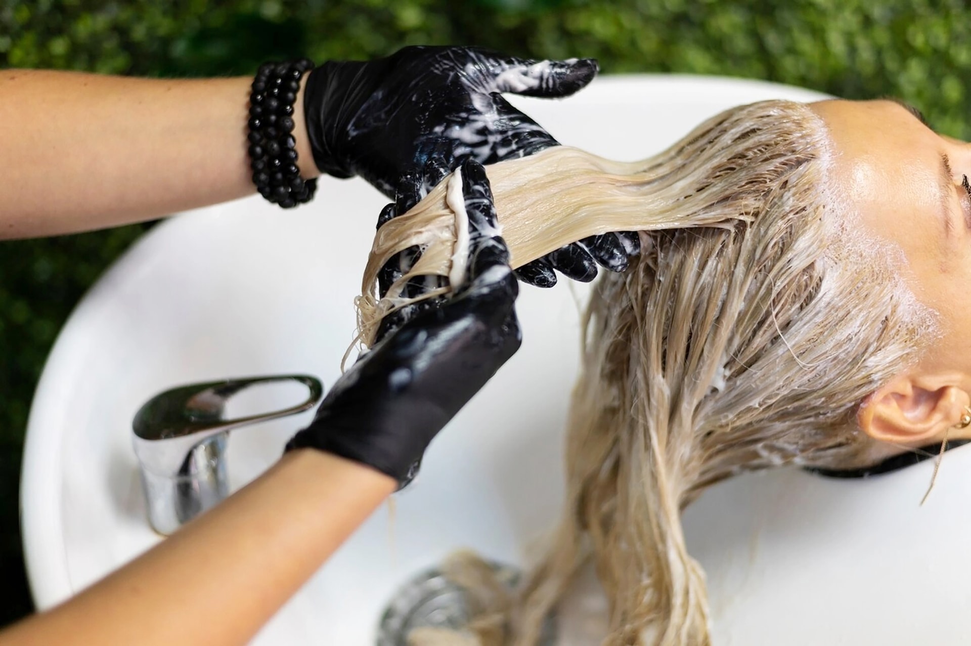 Hóa chất tẩy rửa mạnh có thể phá hủy nang tóc gây gãy rụng