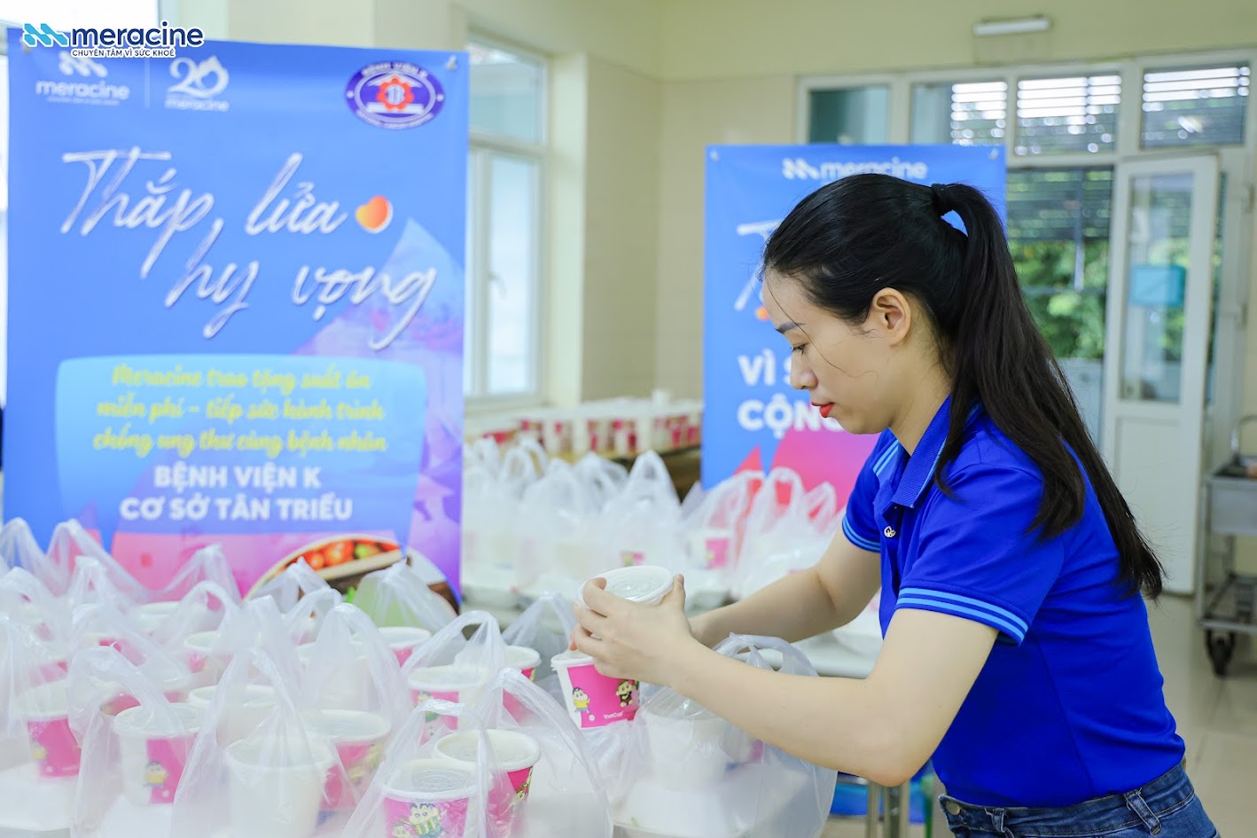 Nhân viên Meracine chuẩn bị và trao các suất cơm miễn phí cho bệnh nhân tại Hà Nội.