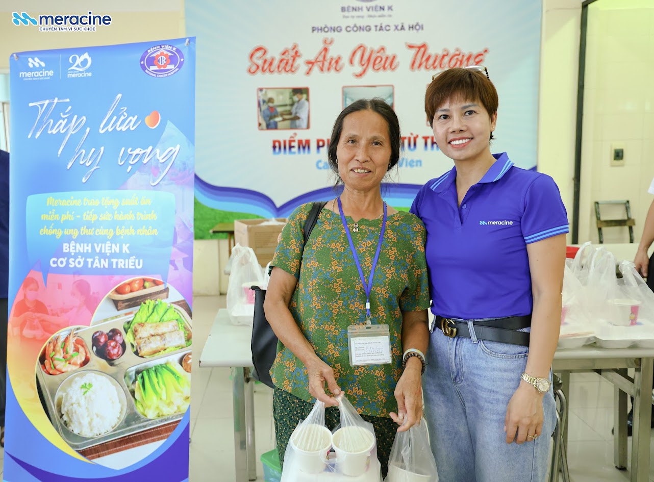 Bà Lê Thị Oanh - Phó Tổng Giám đốc Meracine đồng hành cùng hành trình “Suất cơm 0 đồng” tại Viện Huyết học - Truyền máu Trung ương.