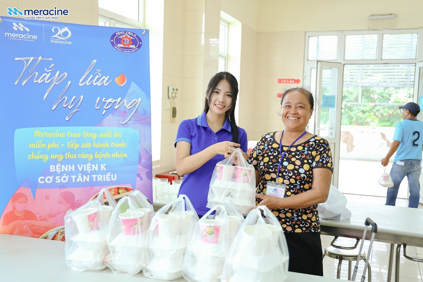 Mỗi phần cơm trao đi là một tấm lòng gửi gắm niềm tin vào điều tốt đẹp.