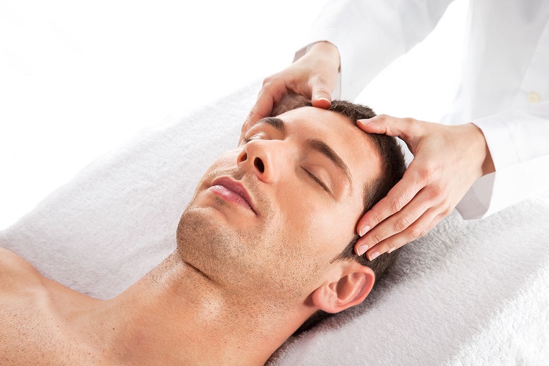 Massage đều đặn giúp tăng tuần hoàn máu và hạn chế rụng tóc.