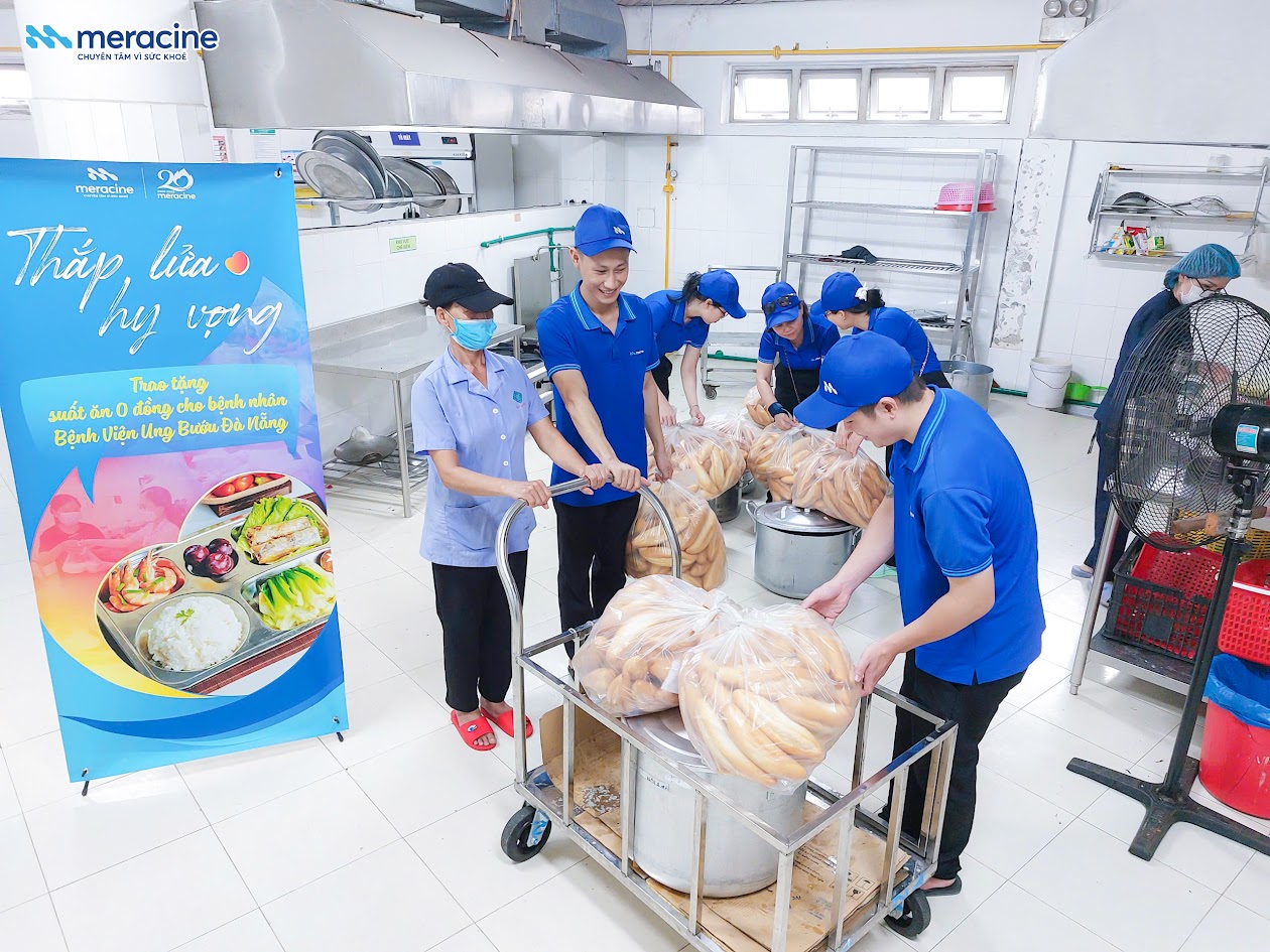 Cán bộ Meracine tại Đà Nẵng tự tay chuẩn bị những suất ăn yêu thương.