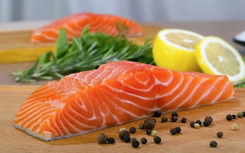 Cá hồi giàu Omega-3 giúp tóc mọc nhanh và dày hơn.