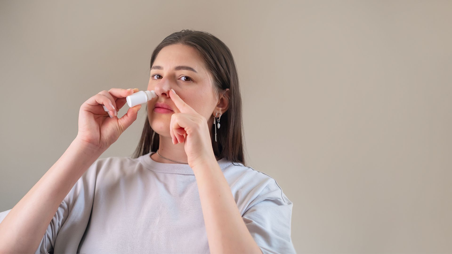 Rửa mũi đúng kỹ thuật giúp loại bỏ bụi bẩn và làm dịu niêm mạc mũi.