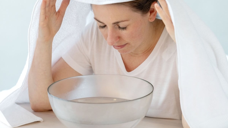 Xông hơi bằng tinh dầu thiên nhiên giúp loãng dịch nhầy và làm thông thoáng xoang.