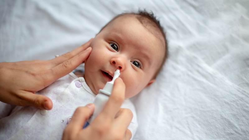 Dùng sai loại hoặc sai cách có thể gây tổn thương niêm mạc mũi ở trẻ em.