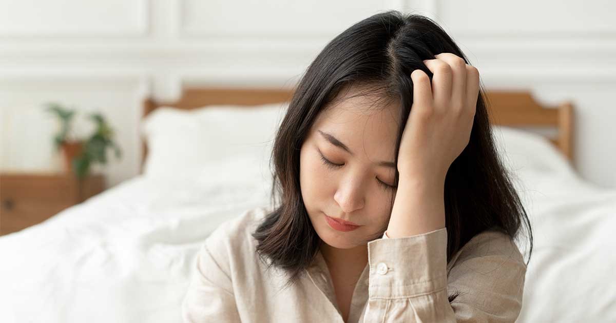 Sự sụt giảm estrogen làm nhiều nang tóc chuyển sang giai đoạn nghỉ, dẫn đến rụng hàng loạt.