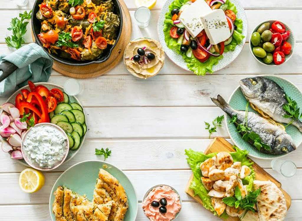 Dinh dưỡng đầy đủ giúp nuôi nang tóc khỏe và giảm rụng rõ rệt sau 4–6 tuần.