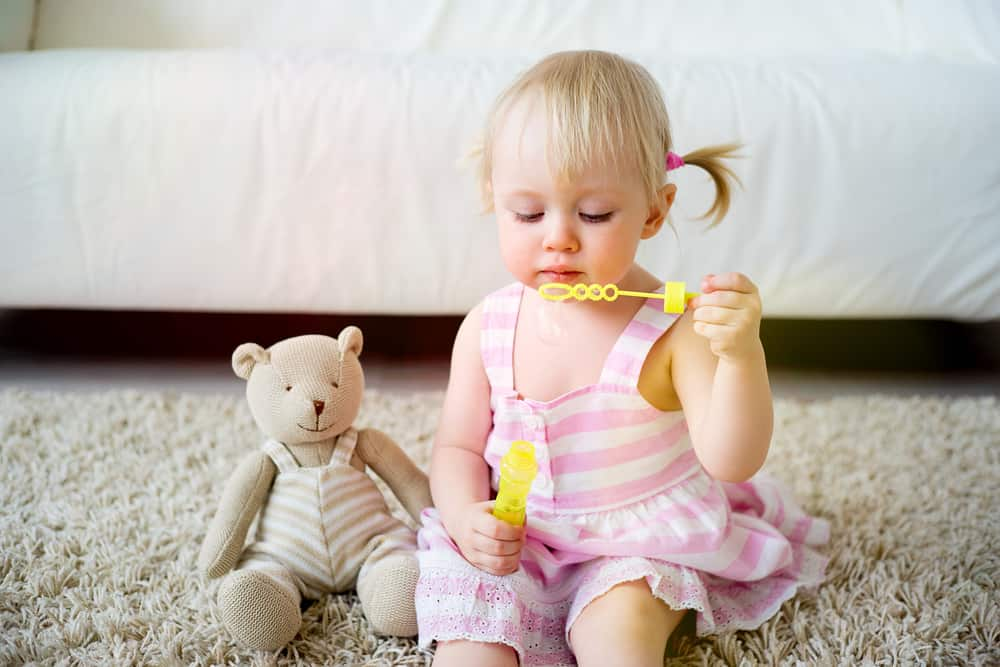 dung-dich-ve-sinh-cho-be-gai-1-tuoi-1