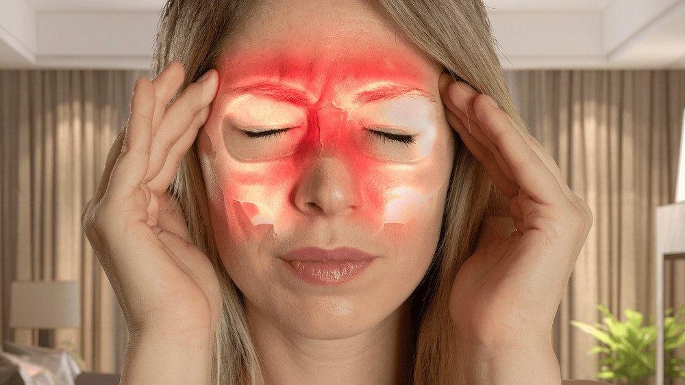 Viêm xoang gây cảm giác nặng hoặc áp lực quanh mũi