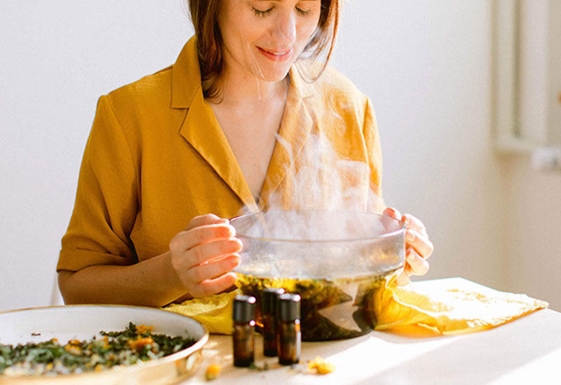 Xông hơi bằng tinh dầu giúp làm dịu niêm mạc và hỗ trợ giảm nghẹt mũi.