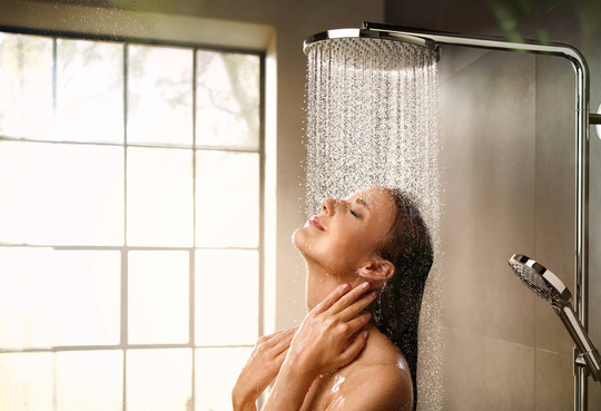 Tắm nước ấm giúp duy trì sự thông thoáng của mũi