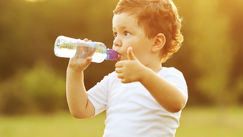 Việc cho trẻ uống nước ấm giúp cơ thể làm loãng dịch một cách tự nhiên