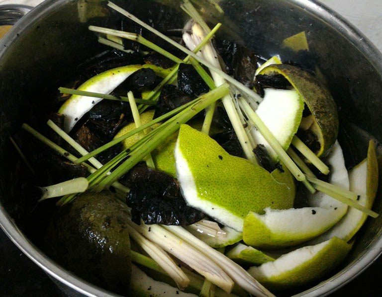 Sử dụng các vật liệu tự nhiên hữu cơ như bồ kết vỏ bưởi giúp cải thiện tình trạng nấm