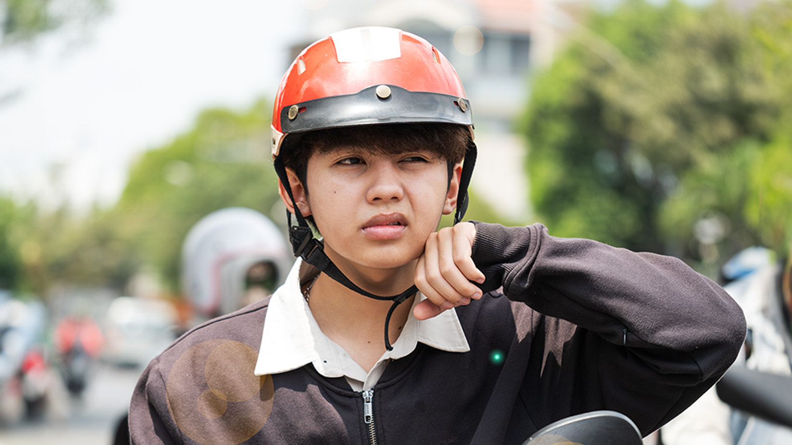 Đội mũ bảo hiểm sai cách có thể là nguyên nhân gây rụng tóc ở nam