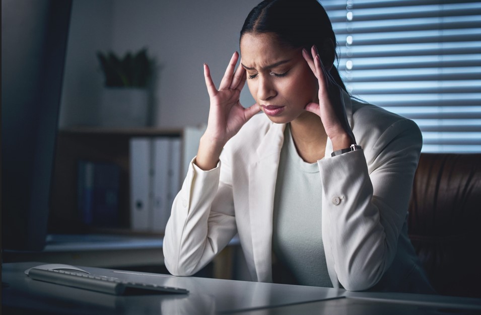 Stress sau sinh là một trong những nguyên nhân gây rụng tóc sau sinh