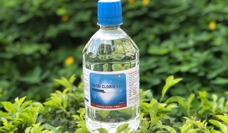 Nước muối sinh lý là giải pháp tối ưu và an toàn khi rửa mũi cho bé