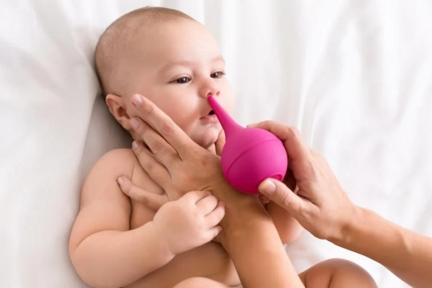 Rửa mũi đúng cách để đảm bảo dị nguyên được rửa sạch giúp trị nghẹt mũi cho bé