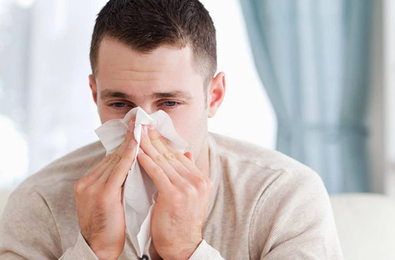 Nước mũi trong và chảy liên tục là dấu hiệu quan trọng của viêm mũi dị ứng.