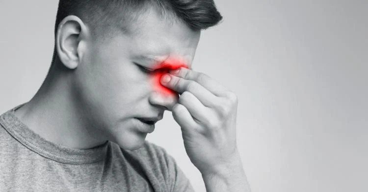 Đau đầu và nặng mặt là biểu hiện khi viêm mũi dị ứng ảnh hưởng lên hệ thống xoang.