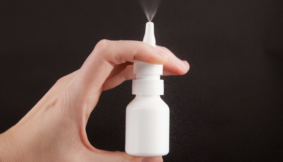 Xịt mũi co mạch giúp dễ thở khi bị viêm mũi cấp ở người lớn