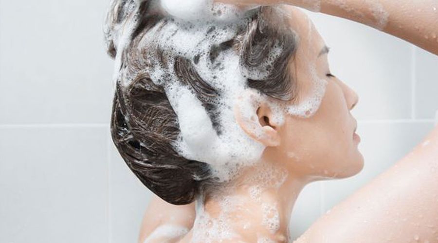 Sử dụng dầu gội đúng cách để sạch gàu hết ngứa.