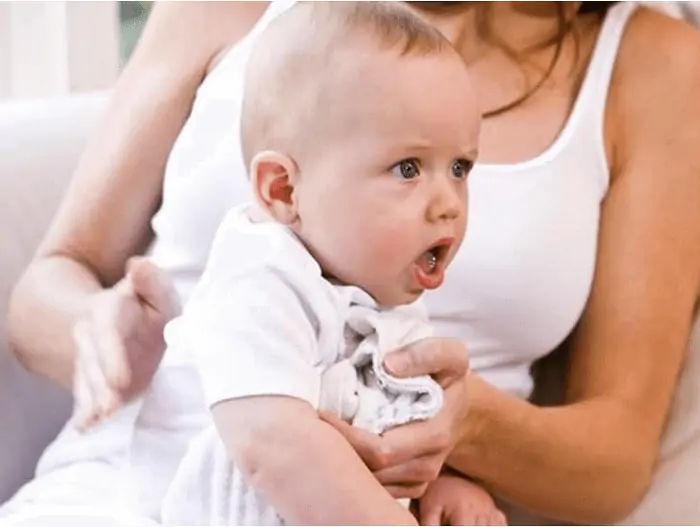 cach-xu-ly-khi-tre-bi-oc-sua-len-mui-5