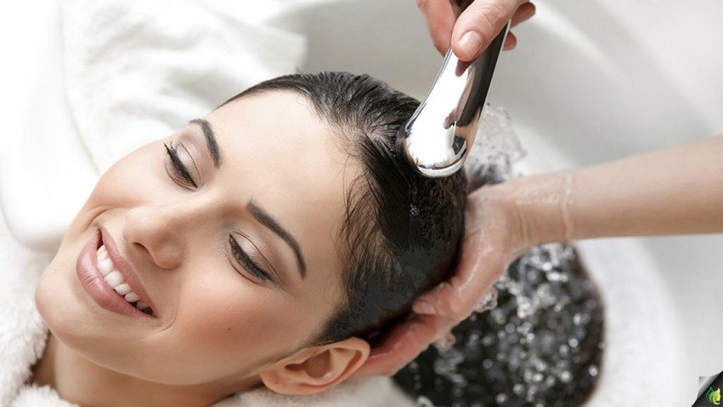 Chăm sóc dịu nhẹ và hạn chế gãi giúp da đầu giảm ngứa da đầu nổi mẩn đỏ