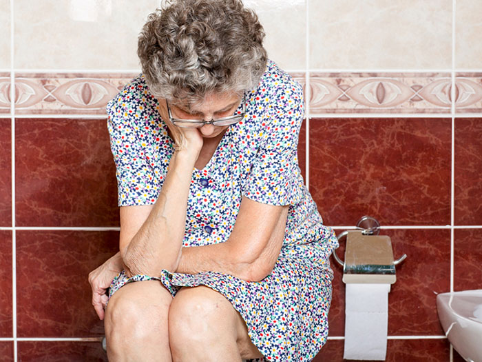 nguoi-gia-bi-tao-bon-nen-an-gi-1