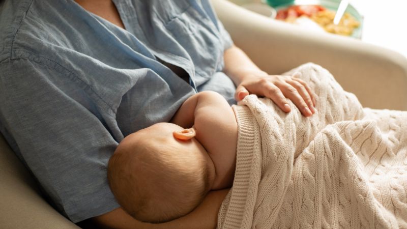 tre-so-sinh-hay-bi-oc-sua-ve-dem-3