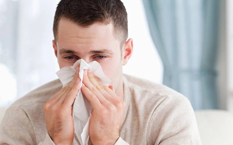 Nghẹt mũi thường xuyên là dấu hiệu đặc trưng của viêm mũi mãn tính.