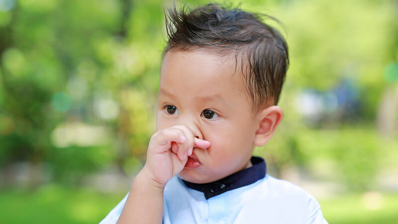 Niêm mạc mũi bị sưng tấy gây cản trở đường thở của trẻ gây viêm mũi mãn tính ở trẻ em