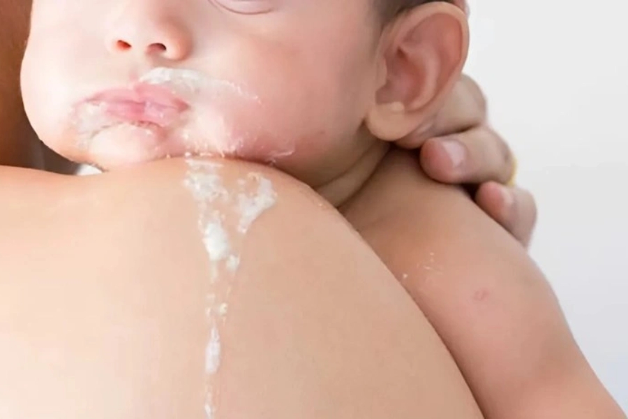 tre-so-sinh-tro-ra-nuoc-trong-va-can-sua-1