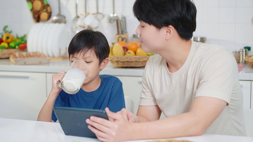 tre-bi-roi-loan-tieu-hoa-co-nen-uong-sua-5