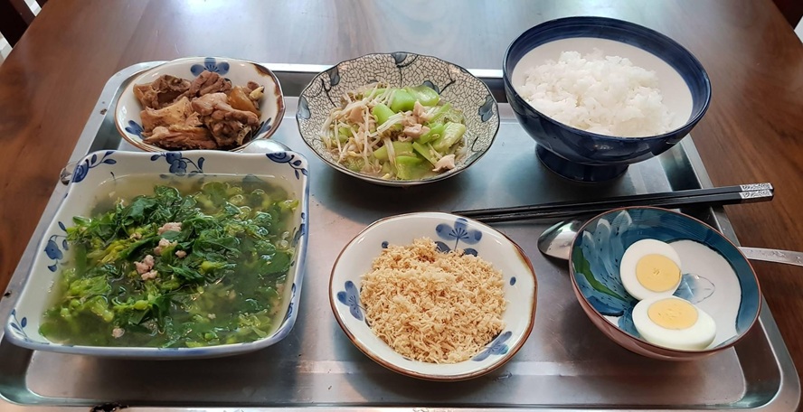 tre-so-sinh-bi-di-ngoai-me-nen-an-gi-2