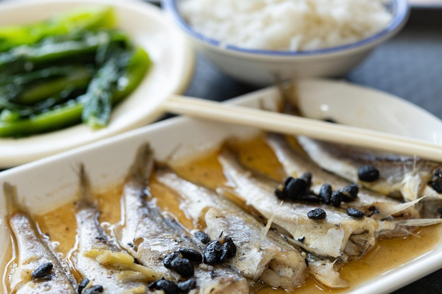 tre-so-sinh-bi-di-ngoai-me-nen-an-gi-5