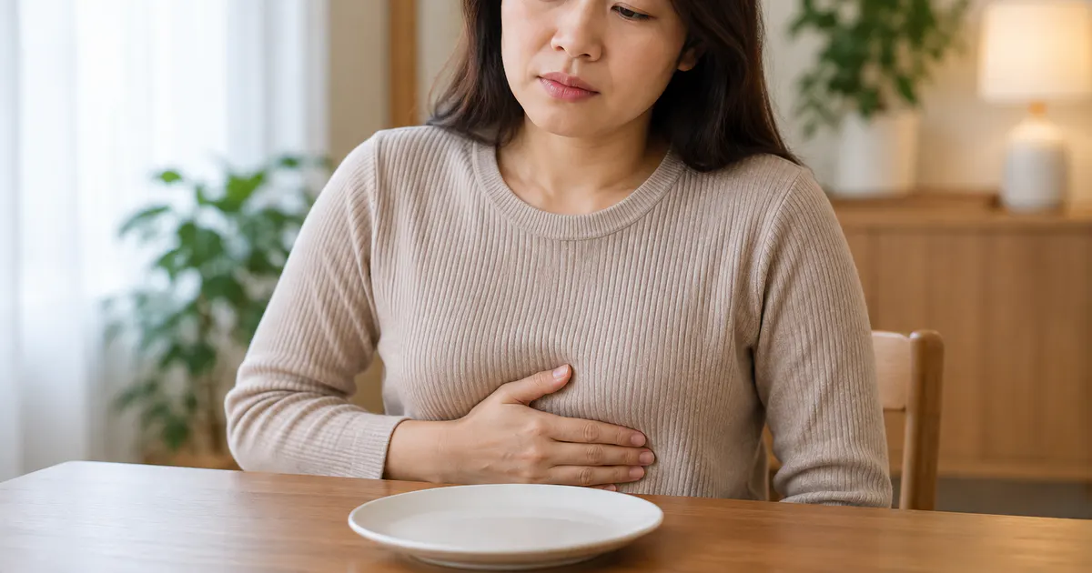 Người trưởng thành kín đáo ngồi nghỉ sau bữa ăn khi tìm hiểu bị trào ngược dạ dày có nguy hiểm không
