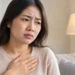 Biến chứng trào ngược dạ dày và dấu hiệu cần đi khám được minh họa qua người trưởng thành ôm vùng ngực trên