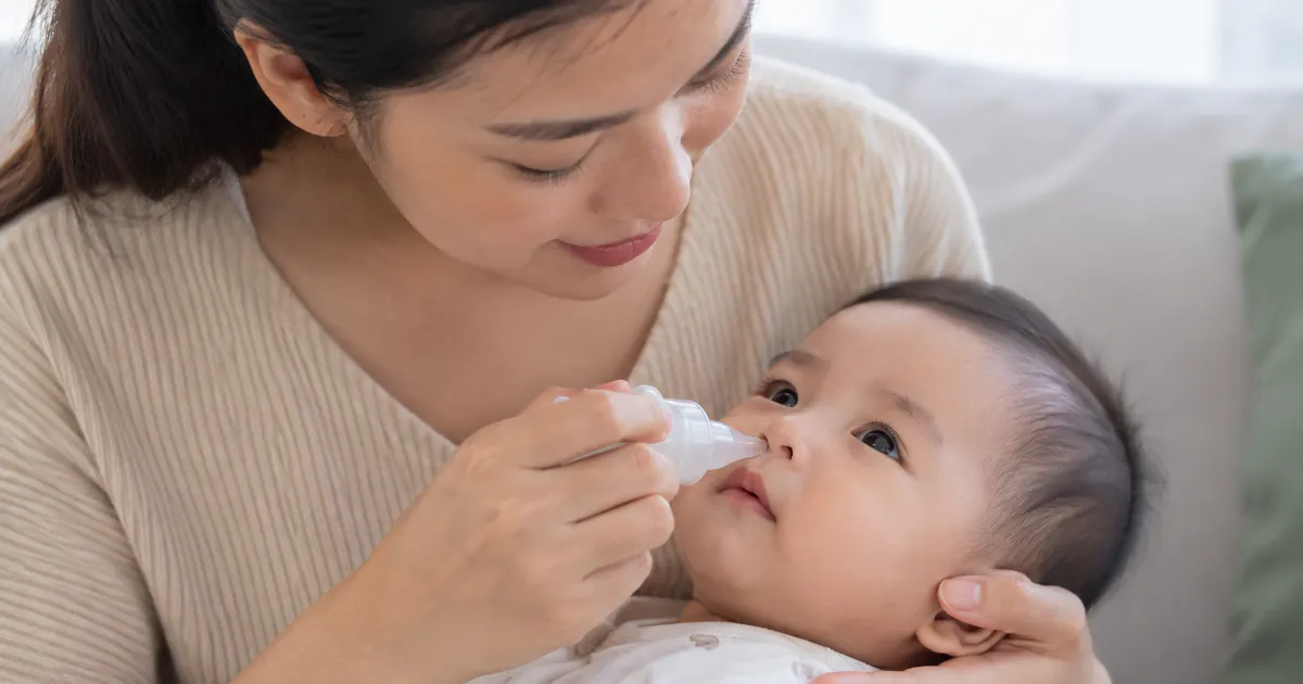 Mẹ thực hiện cách rửa mũi cho em bé nhẹ nhàng tại nhà