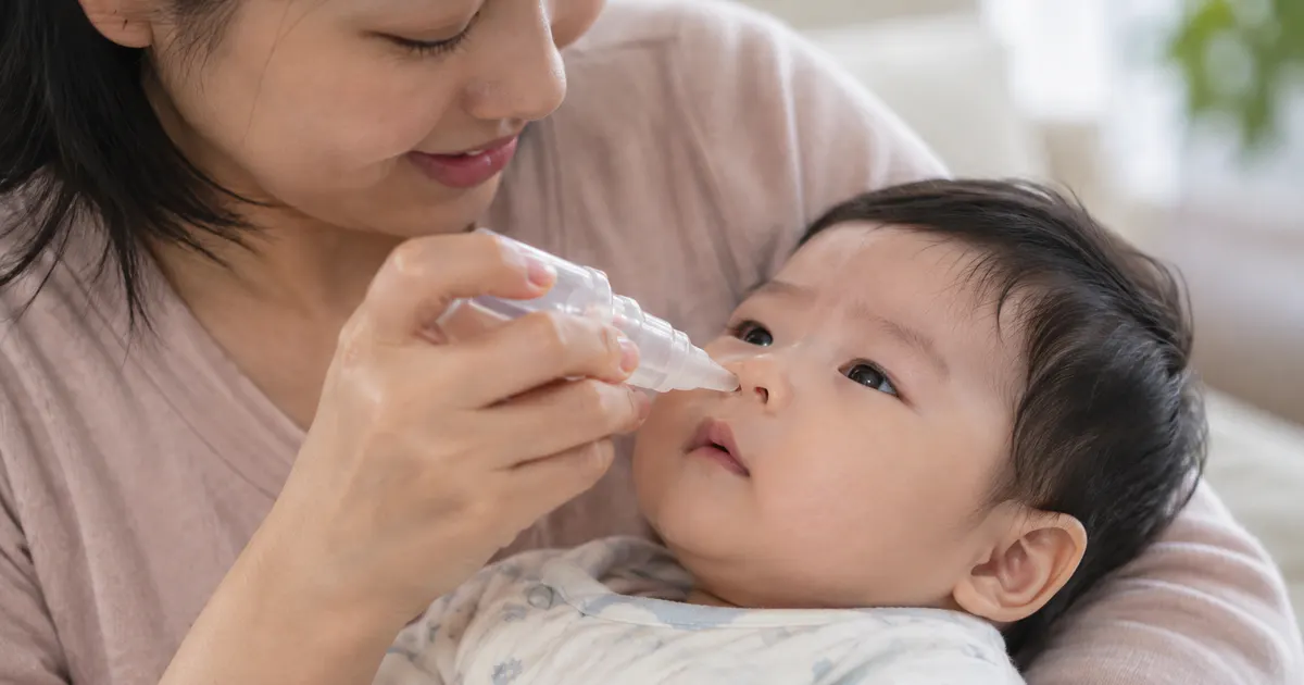 Thực hiện vệ sinh mũi cho em bé bằng thao tác nhẹ nhàng