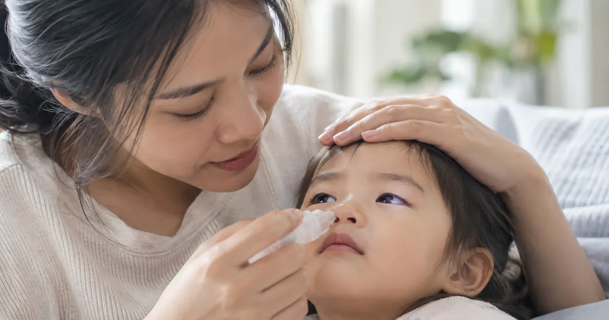 Cha mẹ thực hiện cách rửa mũi cho trẻ nhỏ nhẹ nhàng tại nhà