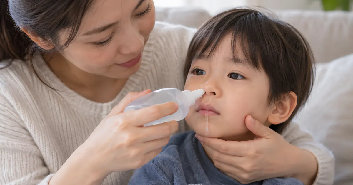 Thao tác nhẹ nhàng trong cách rửa mũi cho trẻ nhỏ