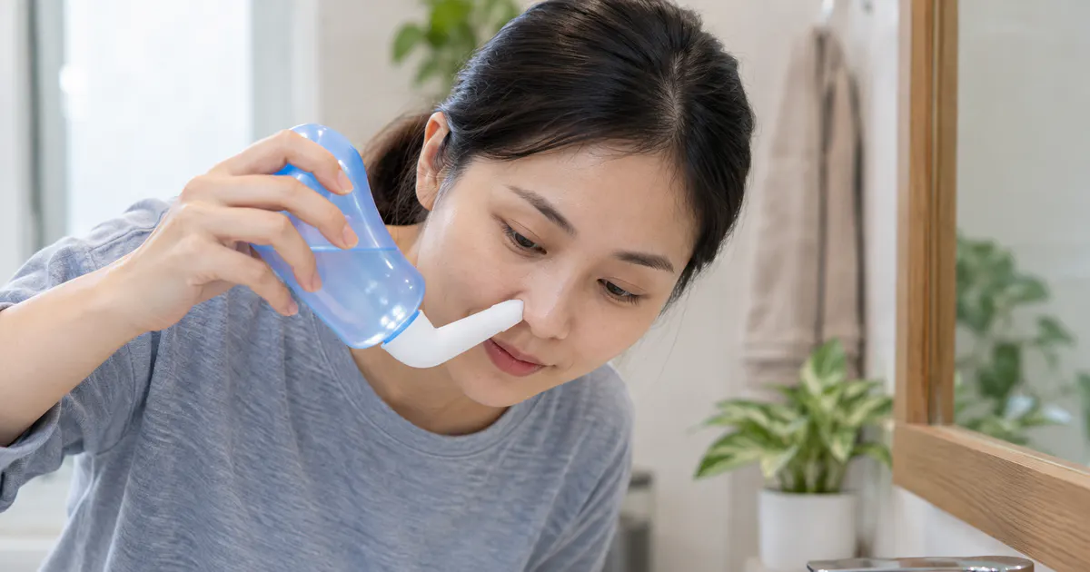Hướng dẫn cách rửa mũi đúng cách tại nhà với tư thế an toàn