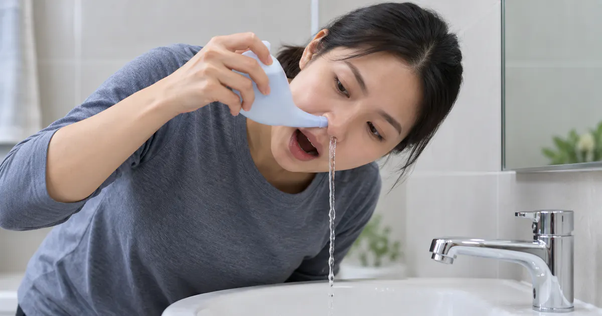 Tư thế hơi cúi và nghiêng đầu khi rửa mũi an toàn