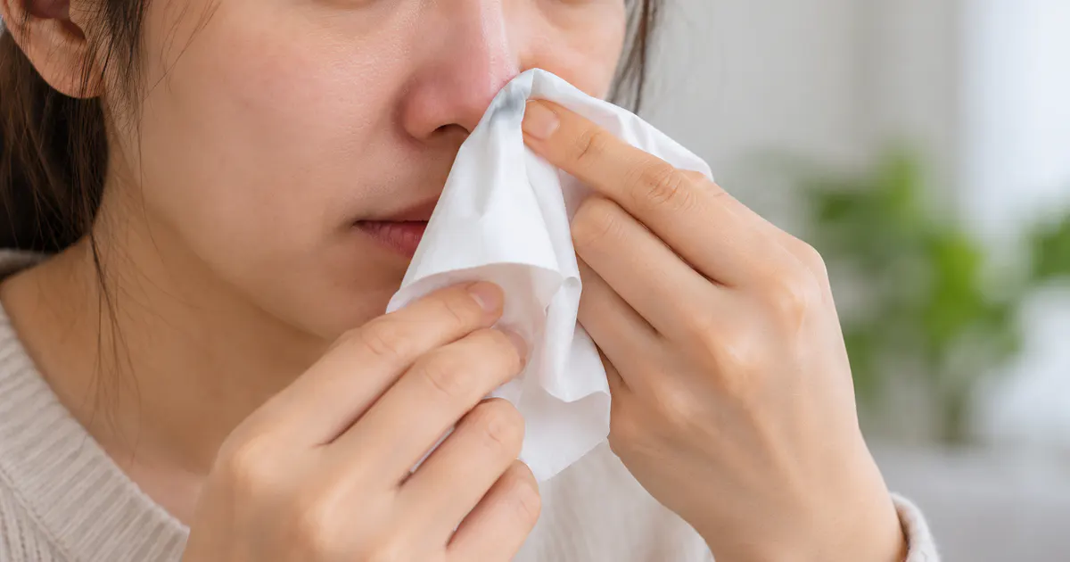 Thực hiện vệ sinh và xì mũi nhẹ nhàng để hạn chế kích ứng