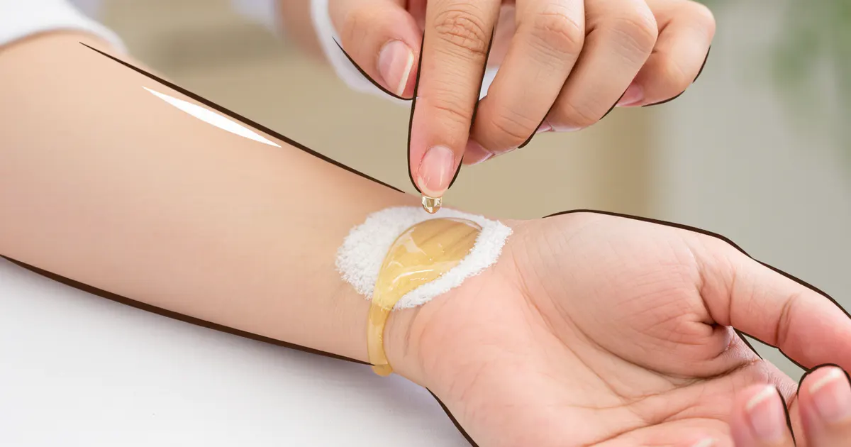 Minh họa thử một lượng nhỏ dầu cám gạo trên vùng da lành ở cẳng tay