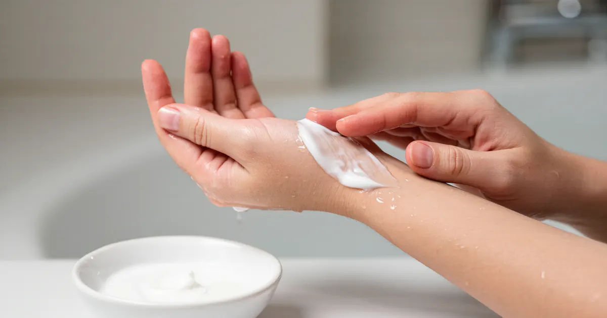 Thoa dưỡng ẩm nhẹ nhàng lên vùng da hơi ẩm để hỗ trợ hàng rào bảo vệ da