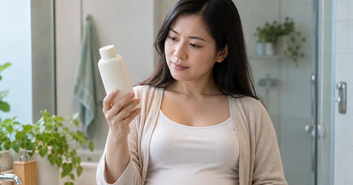 Mẹ bầu kiểm tra dầu gội Jasunny có dùng được cho bà bầu trong phòng tắm sáng sạch