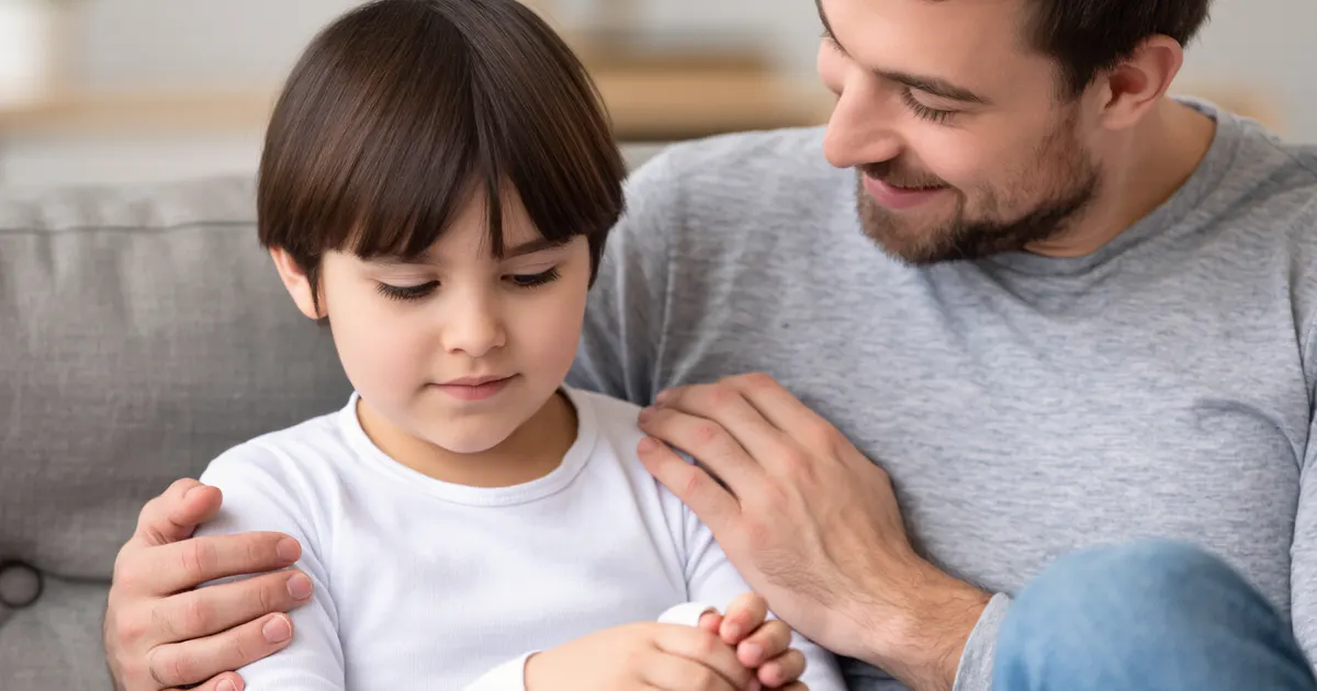 Cha mẹ theo dõi vùng da của trẻ và chuẩn bị đi khám khi triệu chứng nặng hơn