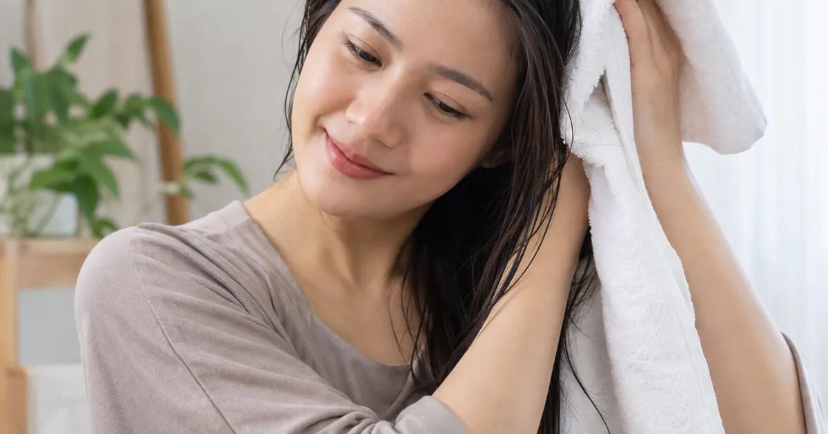 Chăm sóc da đầu nhẹ nhàng khi nghi ngờ nấm vẩy gầu